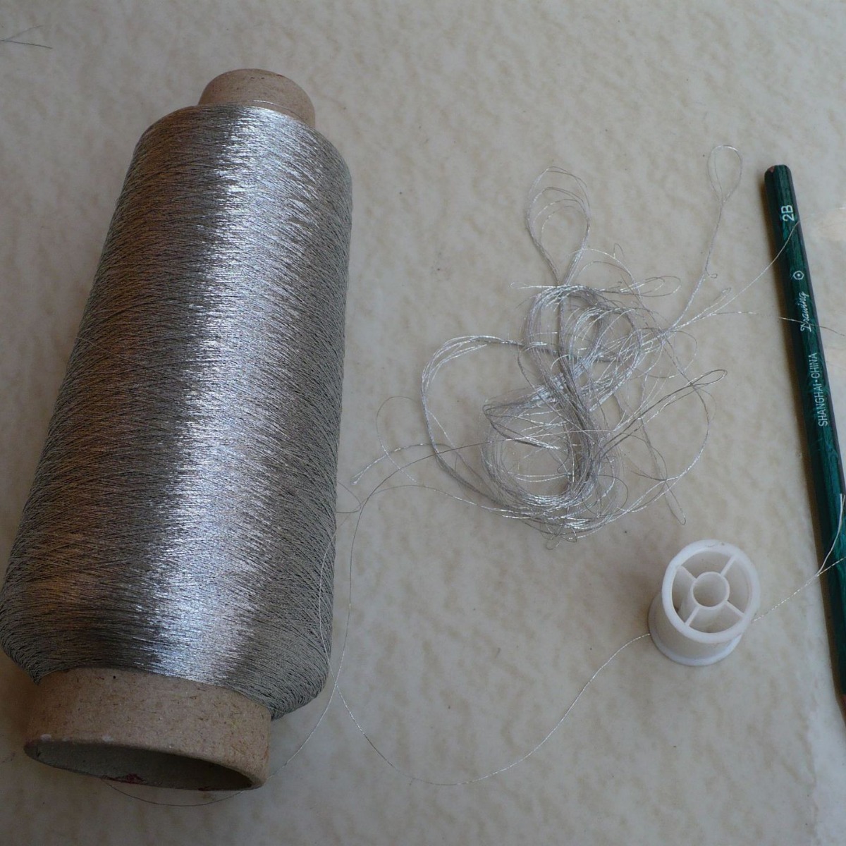 浅灰银片白银片包芯合股线七彩亮片包芯合股纱针织毛衫领口下兰