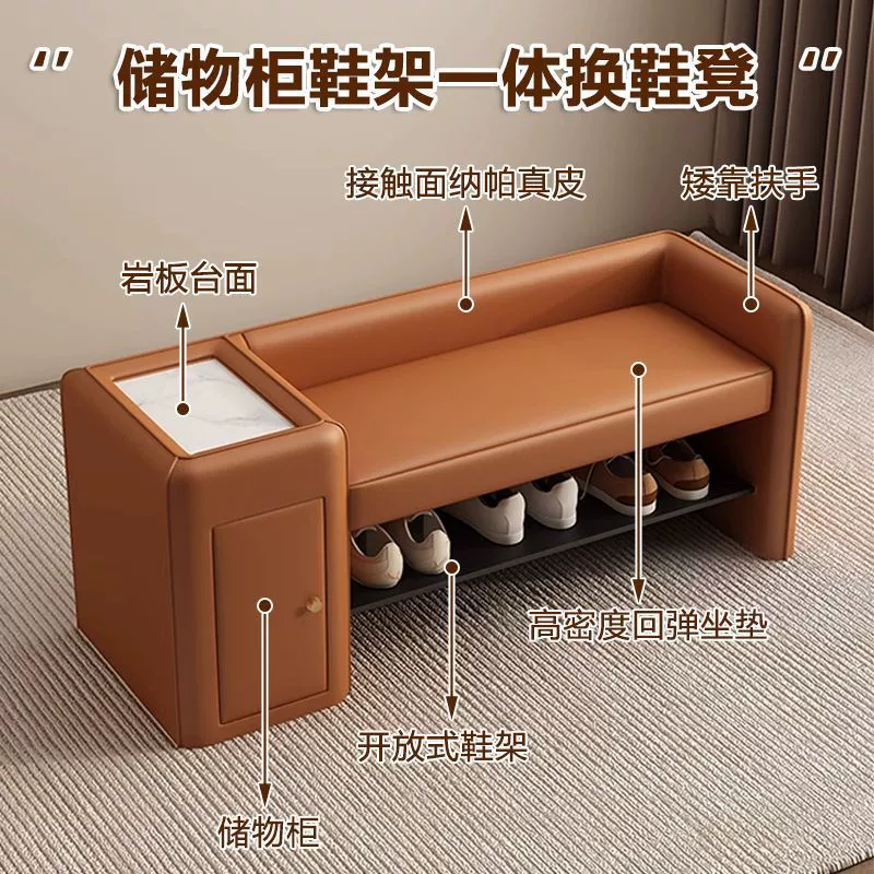 Новая небольшая скамейка для переобувания в прихожей квартиры с шкафом для хранения, полкой для обуви, встроенной гардеробной и диванной скамейкой.