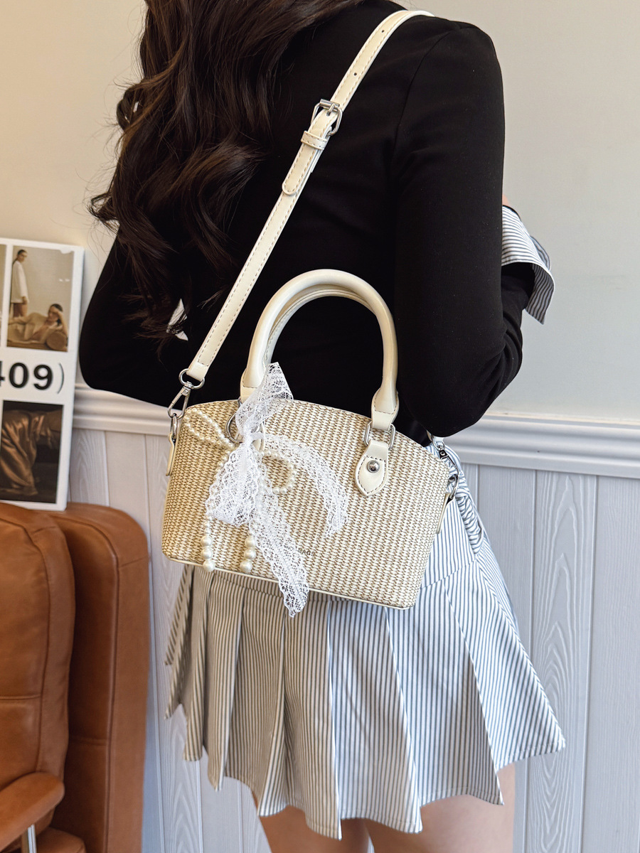 Vacaciones de verano en la playa de viajes bolsa de conchas de arena mujer 2025 este año bolsa de paja popular nueva bolsa de hombro tejida