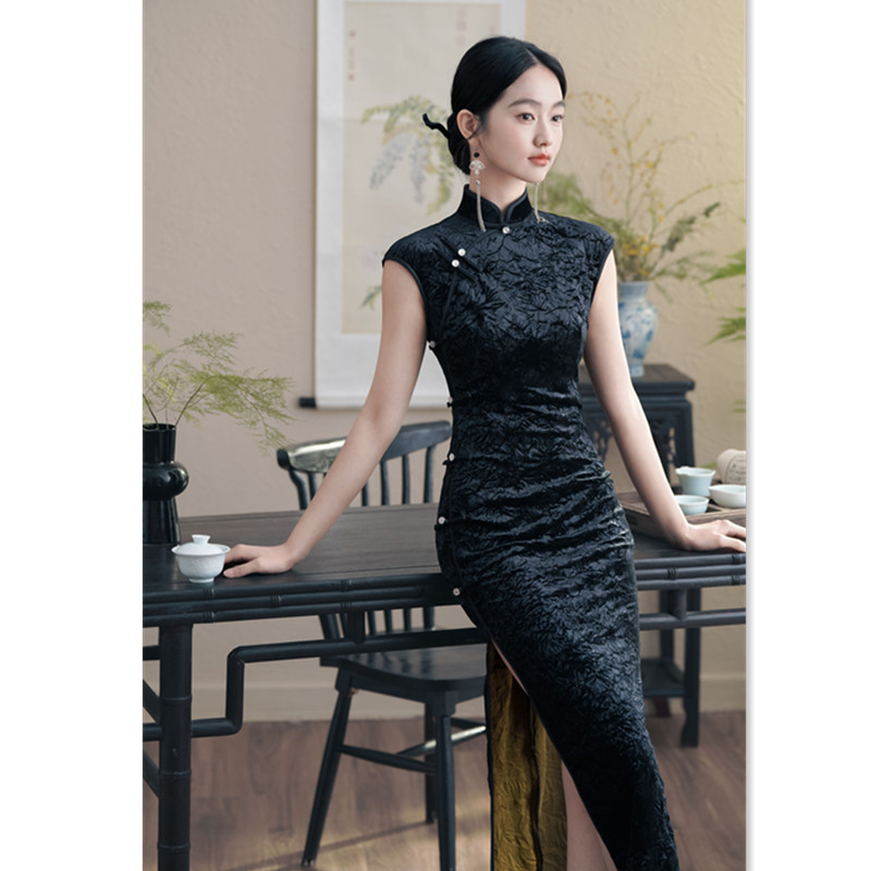 Vintage-style ribbed velvet long-sleeved cheongsam, 2025 spring new slimming fashionable women's cheongsam for weight loss