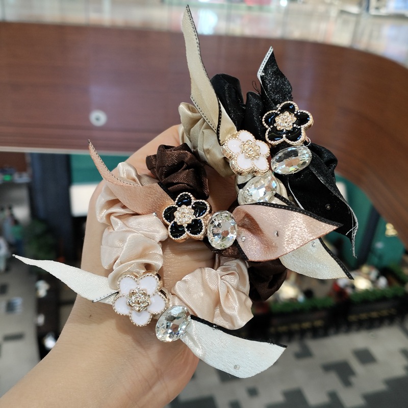Creative sophisticated hair accessory with bow