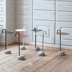 茶のいくつかのシンプルな現代北欧のファッション的な個性の小さい部屋型の客間の寝室の書斎の喫茶店の小さいテーブルの辺のいくつか