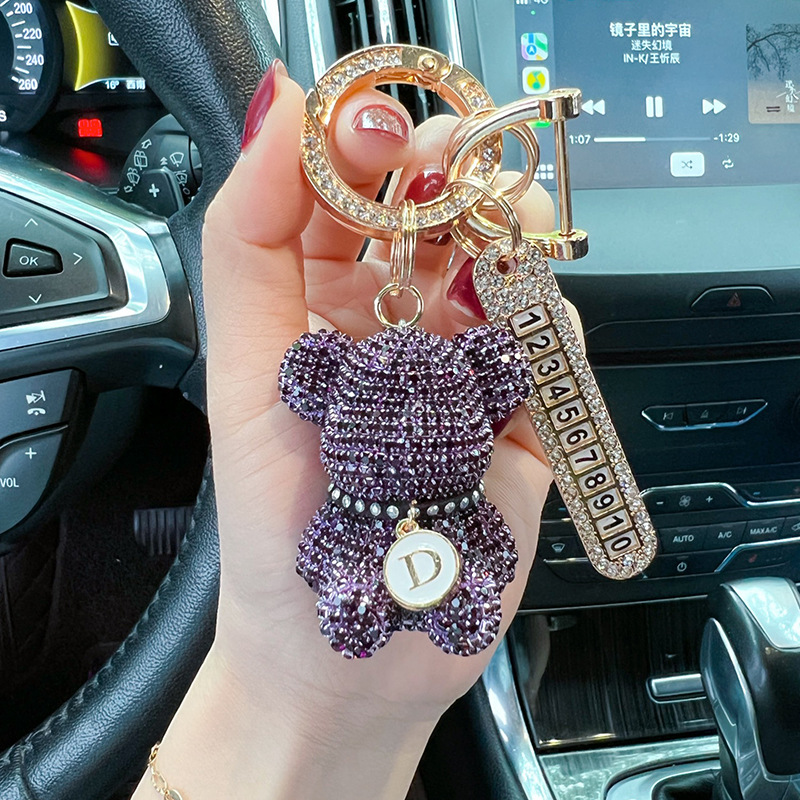 Collar de dibujos animados creativo letras llenas de diamantes placa de número de oso llavero de automóvil anti-perdida llavero regalos para hombres y mujeres