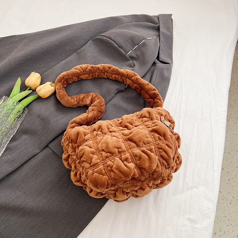 Nuevas nubes plisadas envuelven a las mujeres han bangchao nicho terciopelo envuelve albóndigas casuales envueltas en moda envueltas en un hombro y axilas