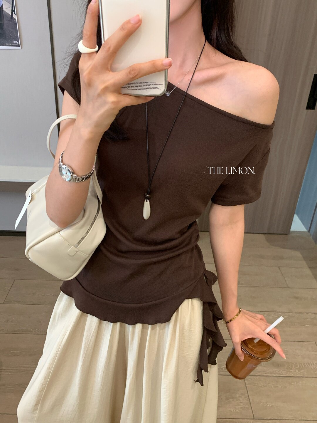 Áo thun nữ tay ngắn thiết kế lệch vai, dây rút eo, phong cách Hàn Quốc — màu đen, Màu cà phê, màu trắng, Xám hoa chi tiết 6