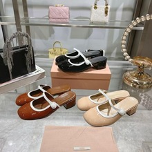 高品质miu2025春夏新款漆皮真皮一字带粗跟包头半拖鞋女穆勒凉拖