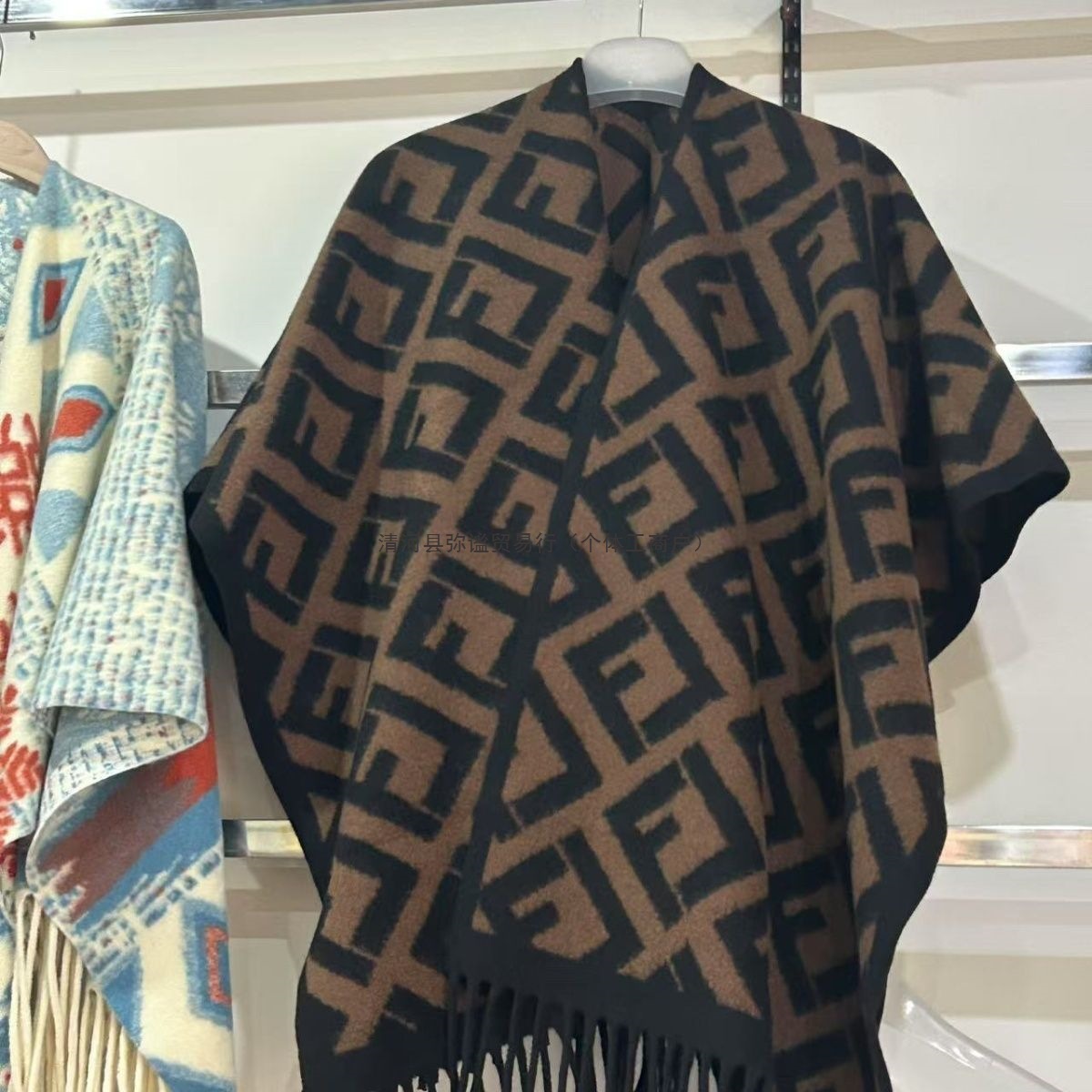 45-89 Tinta pintada capa gruesa caliente de color contrastante otoño invierno nuevo bufandas de capa de bordilla nacional chal a cuadros