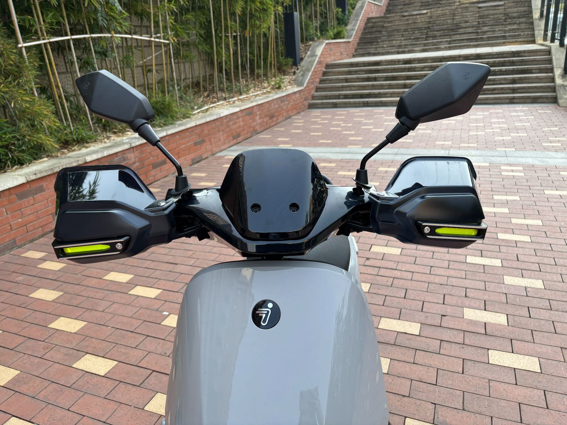 Motorcycle hand guards made of aluminum alloy, windproof, rainproof, and crash-resistant, universal modification protective gear
