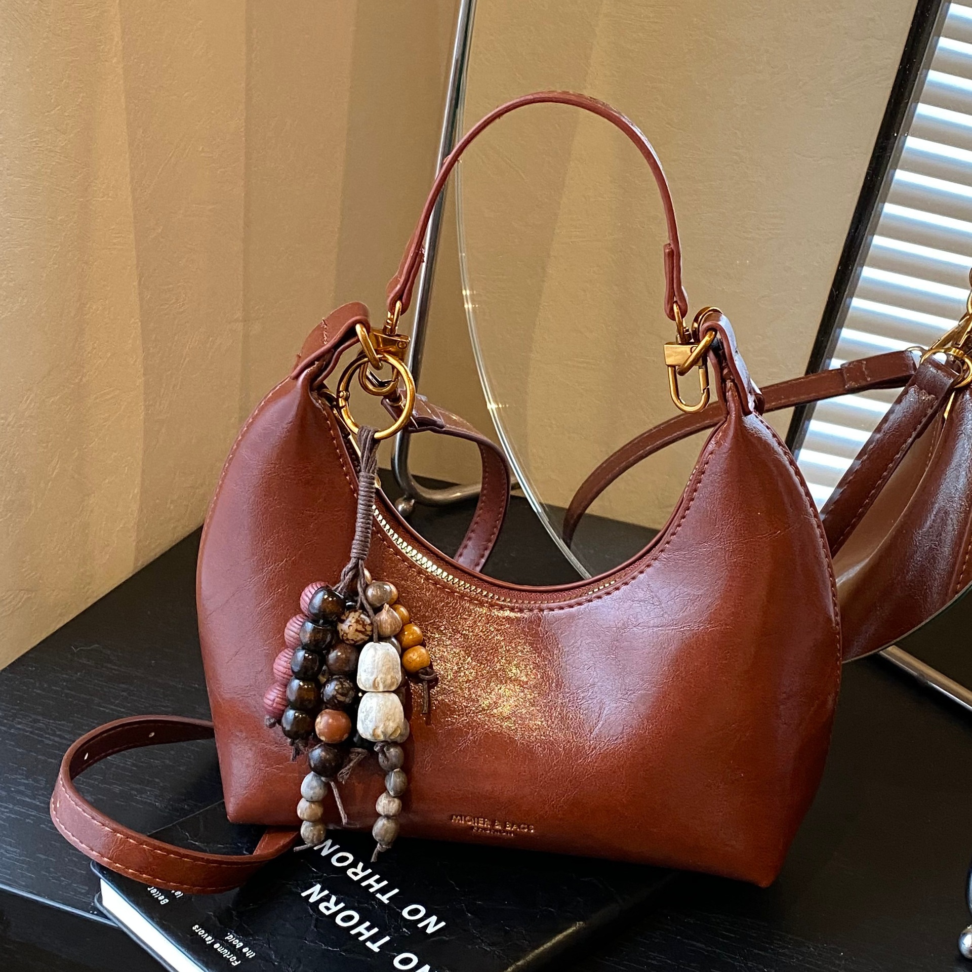 Nicho bolso de diseño de mujer 2025, nuevo otoño invierno retro ocio mochila de hombro, bolso de brazo portátil universal