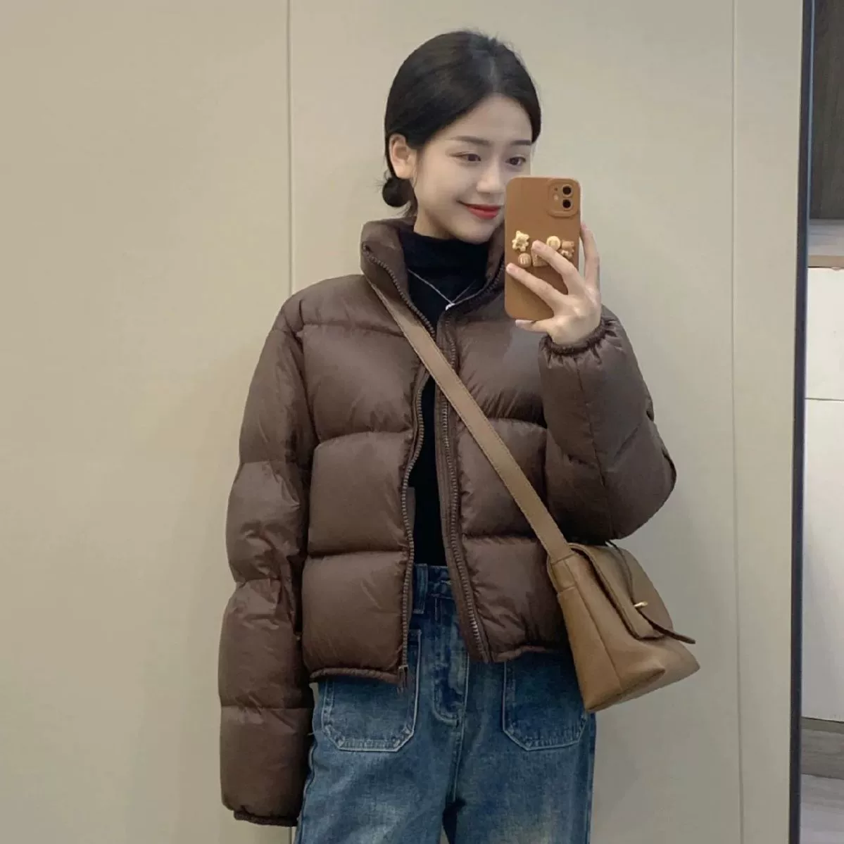 Короткий пуховик для женщин в стиле Кендалл Дженнер, европейский стиль, цвет кофе, свободный крой, воротник-стойка, утолщенный, с высокой талией, модный, защищающий от холода.