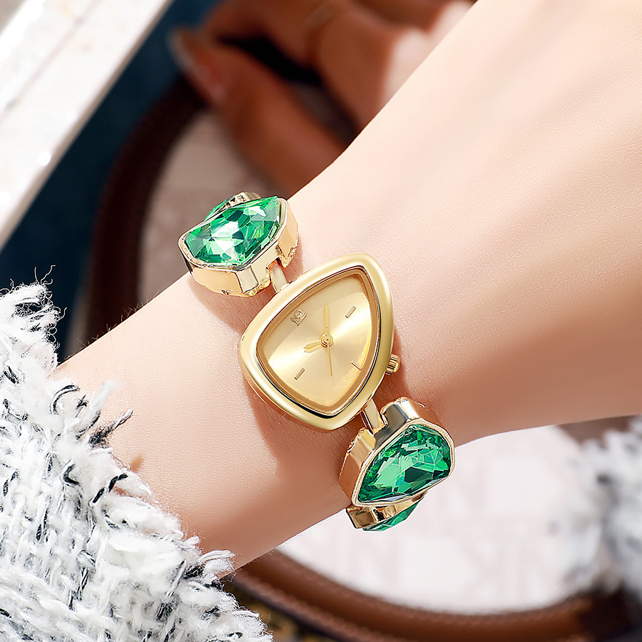 New High-Looking Fashionable Women's Light Luxury Irregular Diamond Watch Crystal Niche High-Looking Quartz Women's Watch Wholesale