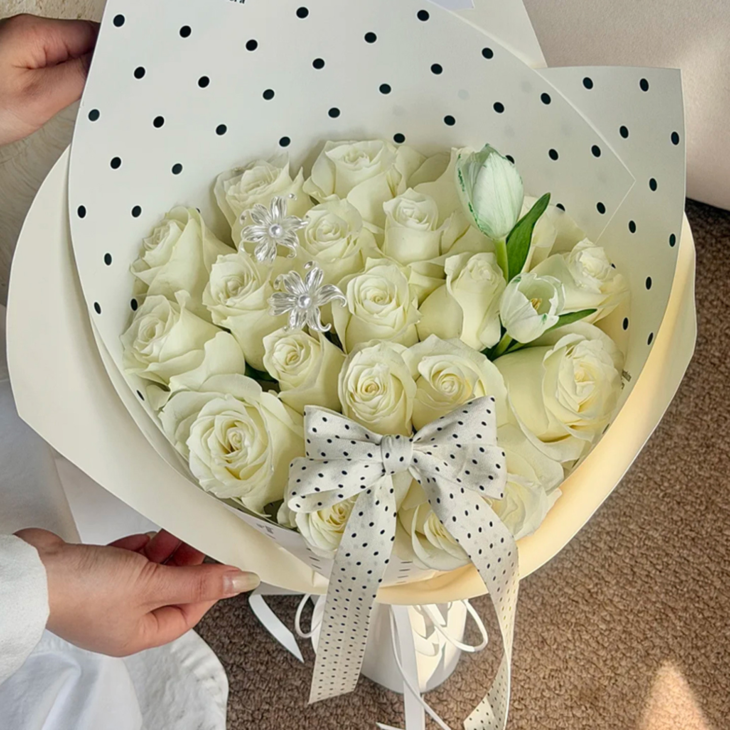 Día de San Valentín estilo coreano simple onda serie de papel de embalaje nuevo paquete de flores blanco y negro onda materiales de florista