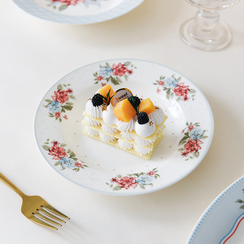Flores románticas de alto valor de hueso de porcelana platos de cubierta casados nuevos cubiertos de cerámica esmaltados platos de platos de comedor occidentales de color plano