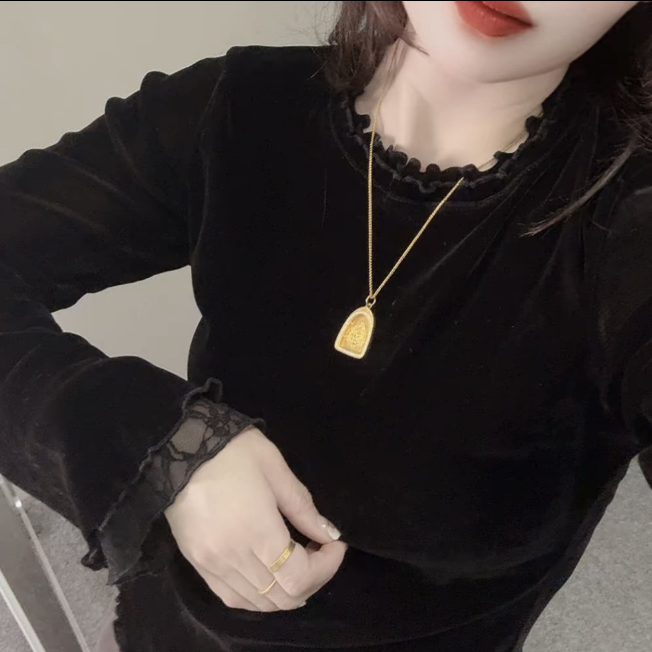 Design Black Lace Splicing Bell Sleeves Flocked Round Neck Inner T-Shirt Women's Fashionable Elegant Slimming Look Bottoming Top