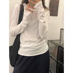 韓国系の基本モデルの白い雪花綿が長袖のtシャツを巻いています。