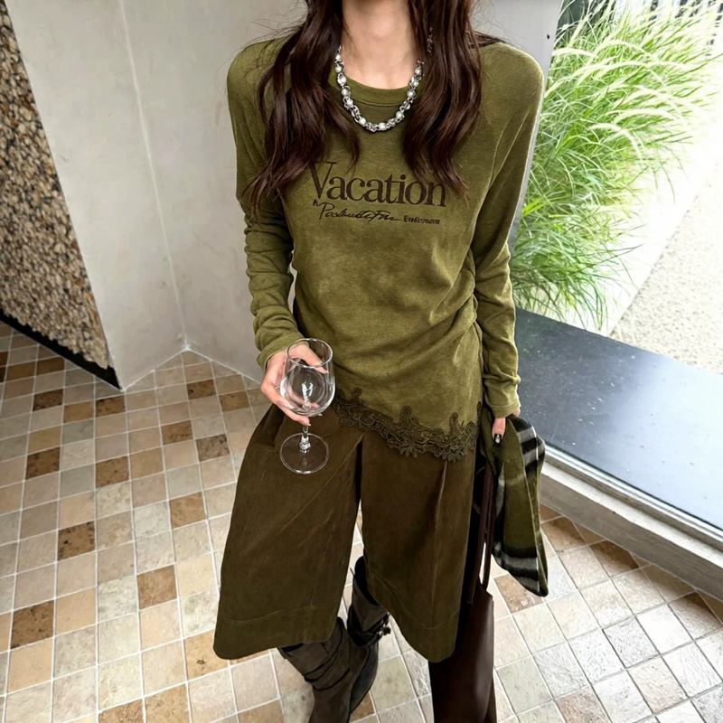 2026 new retro olive green long-sleeved T-shirt with letter print, featuring a lace trim at the hem, a loose fit, and a slimming effect 2026 new retro olive green long-sleeved T-shirt with letter print, featuring a lace trim at the hem, a loose fit, and a slimming effect
