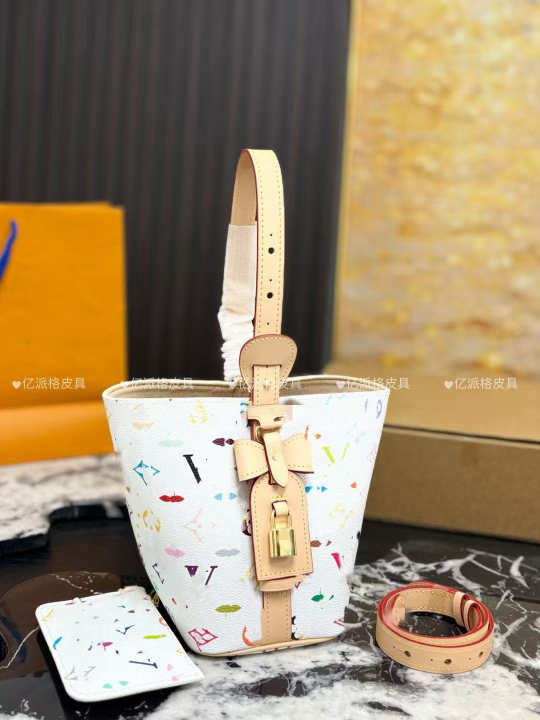 Bucket bag 17-18
