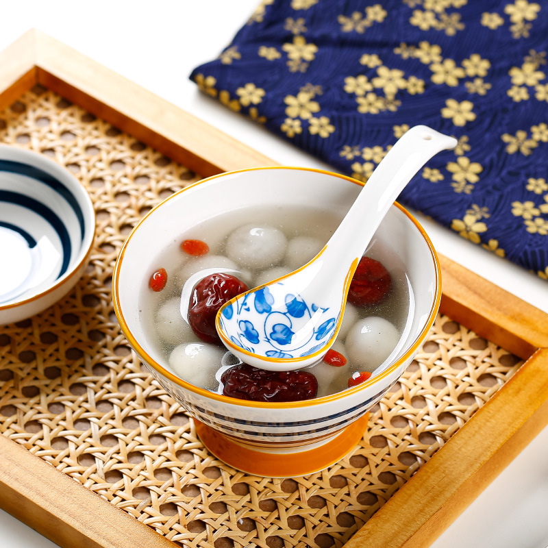 Cuchara de sopa pequeña de estilo japonés cuchara de cerámica azul y blanca creativa hogar engrosada mango curvo anti-escaldado comiendo cuchara de sopa al por mayor