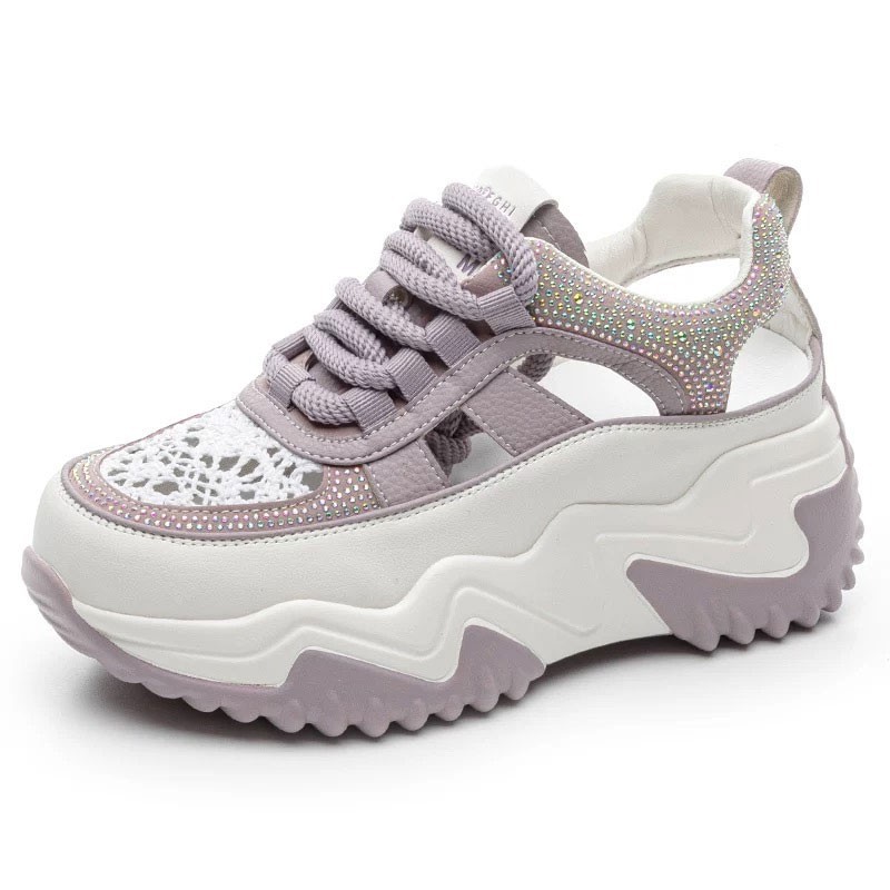 Zapatos deportivos de moda versátiles con suela gruesa aumentando la altura de los zapatos blancos para mujeres en verano de 2026 nuevos zapatos casuales ligeros para padres