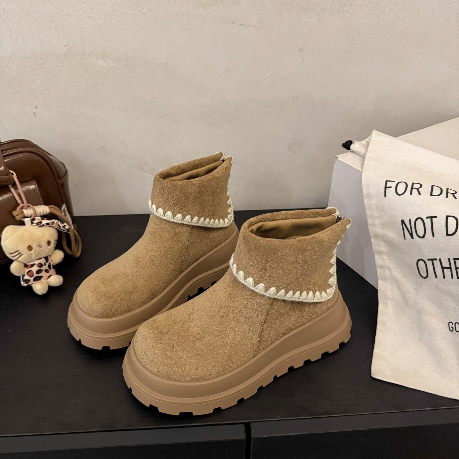 秋冬季女士百搭时尚一脚蹬短筒厚底增高雪地靴年新款休闲短靴