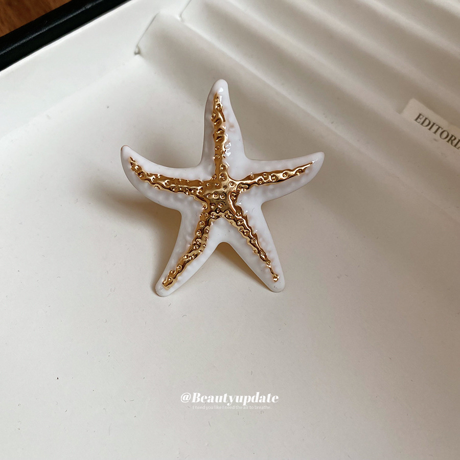 Bague pour femme, style bohème chic, ornée d'une étoile de mer plissée et d'un motif goutte d'huile, à l'index. Un bijou raffiné et sophistiqué._voghion.com