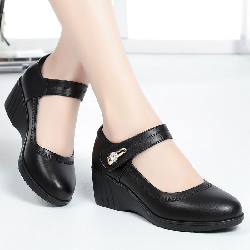 2026 nuevos zapatos de cuero suave de mujer de talón único con zapatos de suela suave resistentes al desgaste con zapatos de madres de edad media y vieja zapatos de cuero de mujer