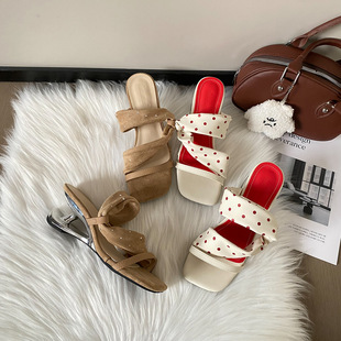 ��Ƥ��~���ε׷�ʽ�͹�С�����Ь���^һ����ЬŮ�Ě��|¶ֺ����