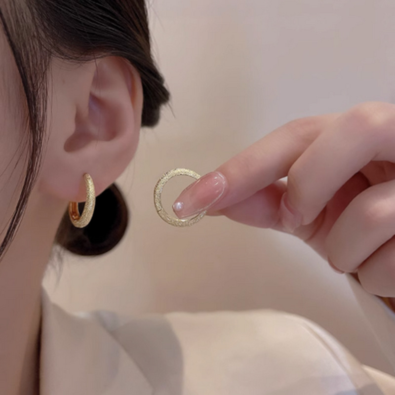[Galvanoplastia de oro real] Círculo exquisito coreano, pequeño y simple, nicho, lujo ligero, temperamento frío, pendientes, pendientes