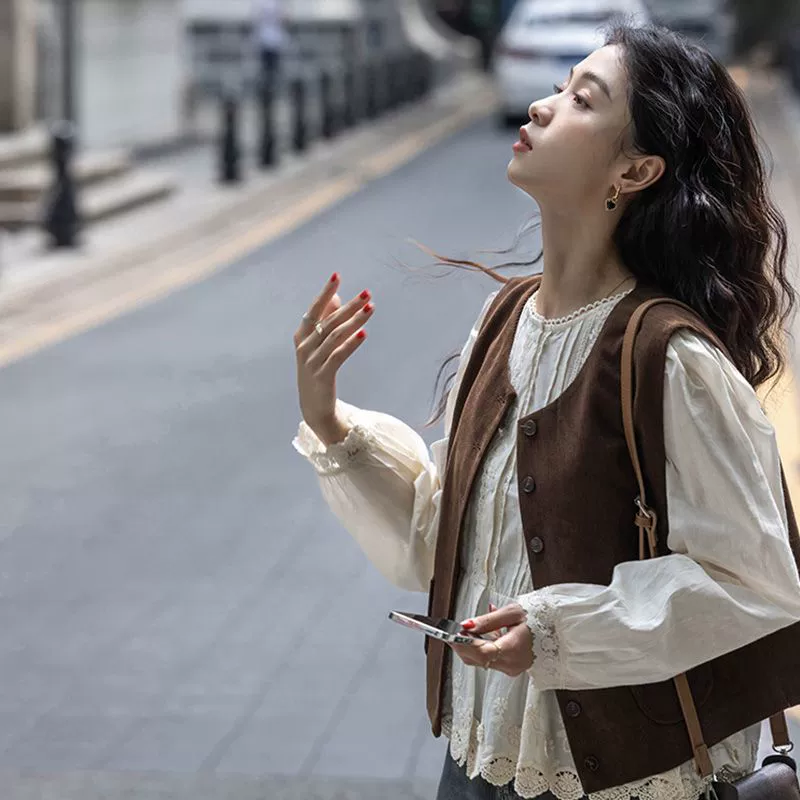 Женский жилет кофейного цвета, новая модель весна-осень 2025, винтажный многослойный топ без рукавов для миниатюрных женщин, универсальная куртка-жилет.