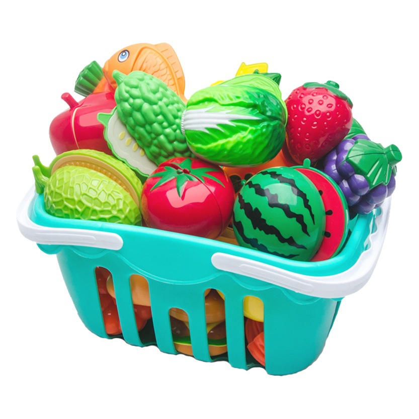 果物を切るおもちゃの切り楽の女の子は野菜のケーキのかごの子供のままごとの台所のおもちゃのセットをシミュレーションします。