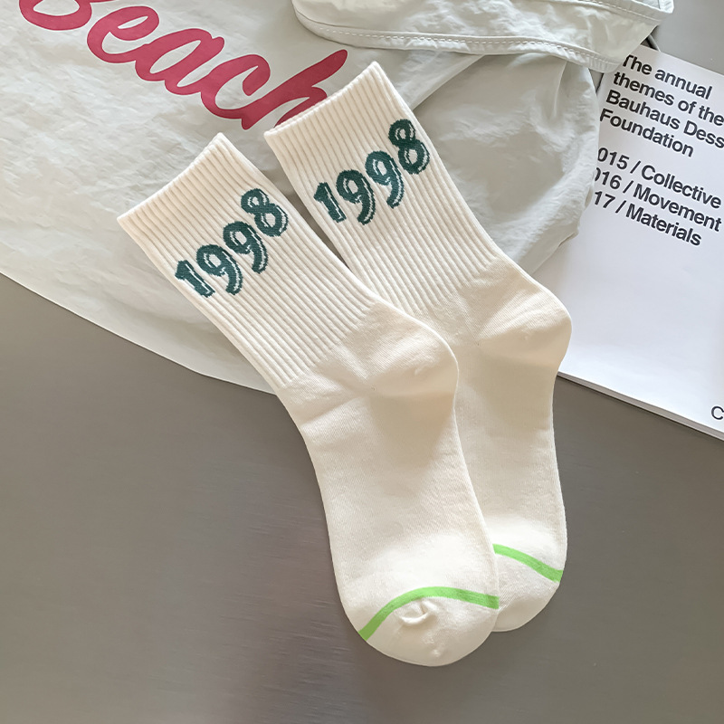 Calcetines sin hueso para mujeres de verano calcetines de moda coreana letras transpirables succión de sudor calcetines de estilo universitario al por mayor
