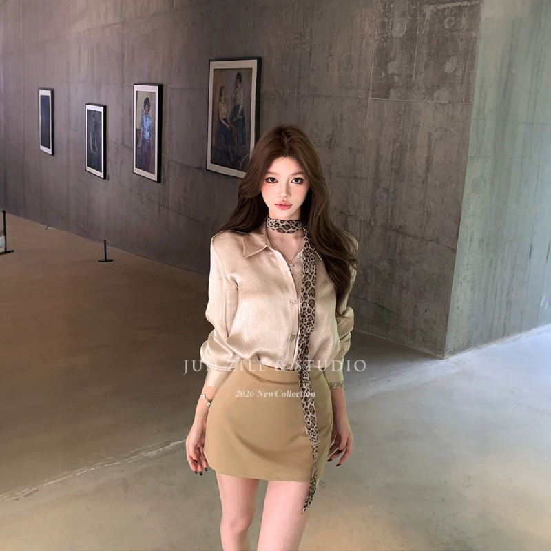 Elegant and stylish commuting-style loose long-sleeve shirt with leopard print silk scarf and hip-hugging skirt, fashionable two-piece women's outfit Elegant and stylish commuting-style loose long-sleeve shirt with leopard print silk scarf and hip-hugging skirt, fashionable two-piece women's outfit