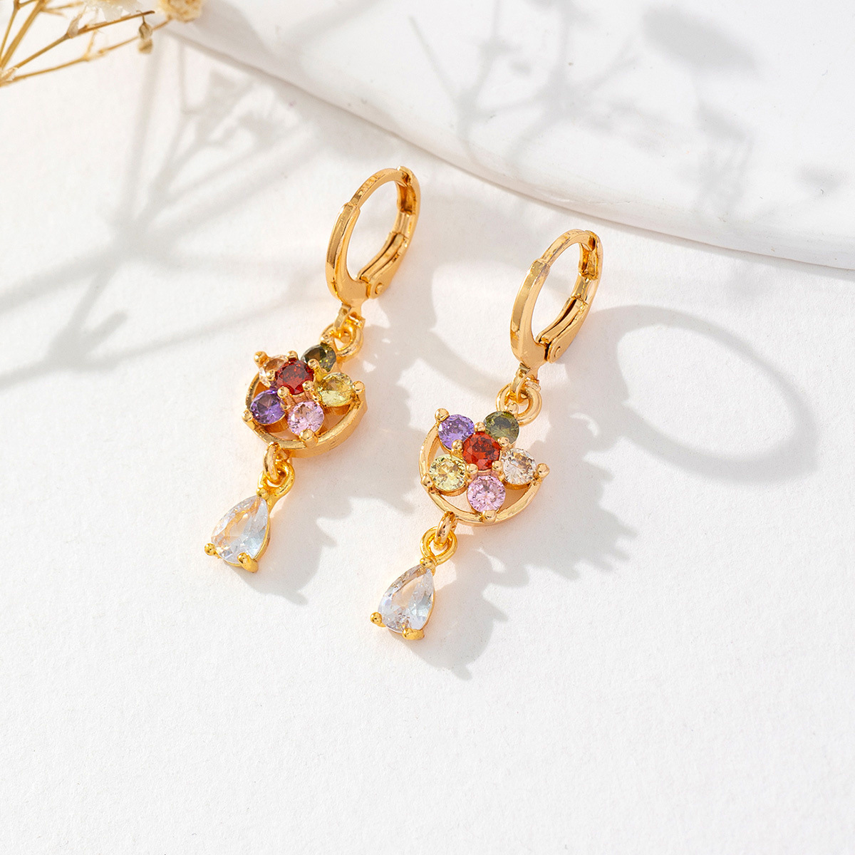 2023 nuevo estilo de explosión transfronteriza europea y americana color zircon ligero de lujo versátil pendientes de nicho simple flores gotas de agua