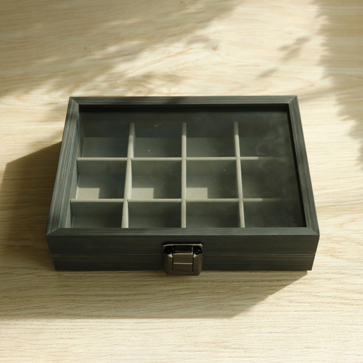 ��̴ľ�Ʋ����촰24�����κ����׶���չʾ���ɷ����鱦��С����Ʒ