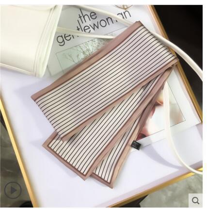 카키색 세로 줄무늬