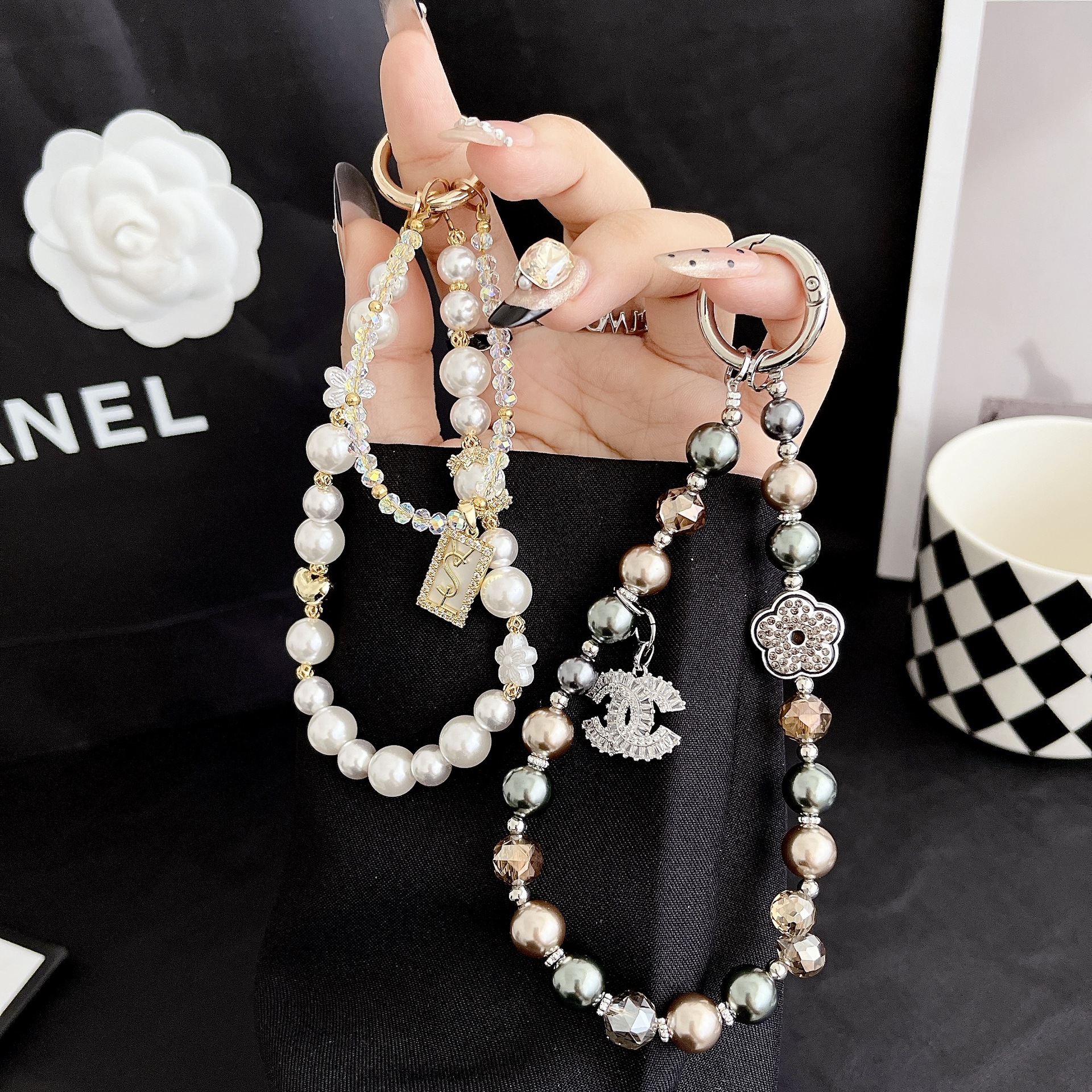 Hecha a mano de alta calidad cadena de teléfono móvil mujer cadena corta aleación de moda pequeña serie de viento de fragancia bolsos de teléfono móvil accesorios cortos