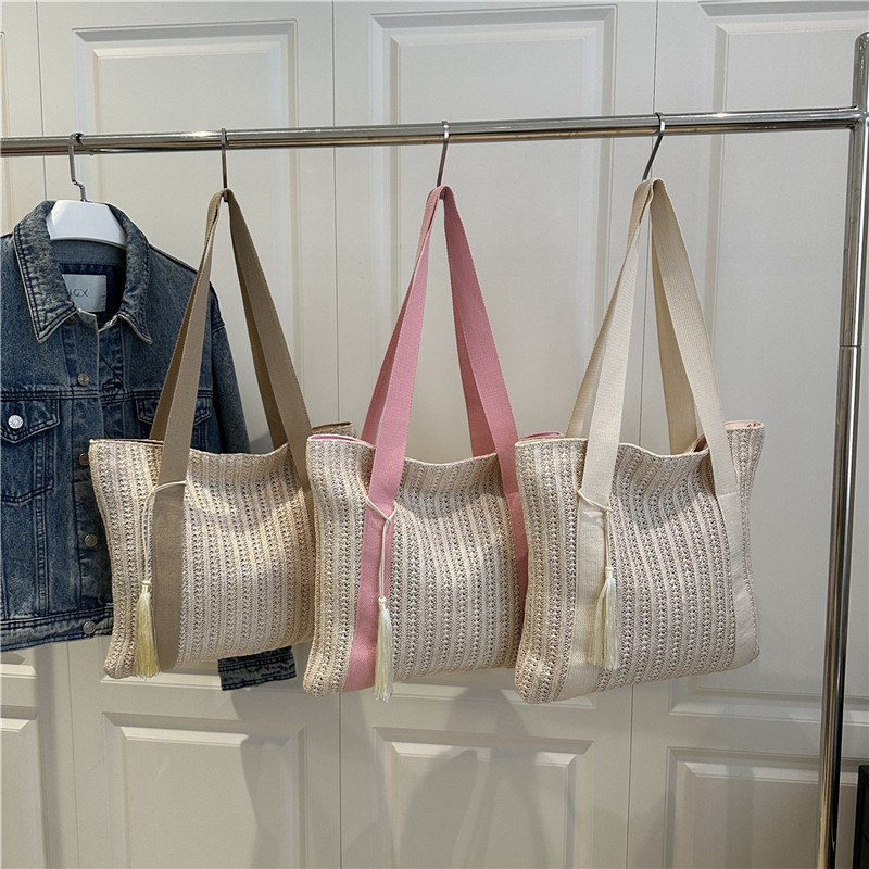 Bolsa de tejido de hombro, bolso de paja de gran capacidad, bolso de verano, nuevo tipo de bolso de hombro casual de mujer.