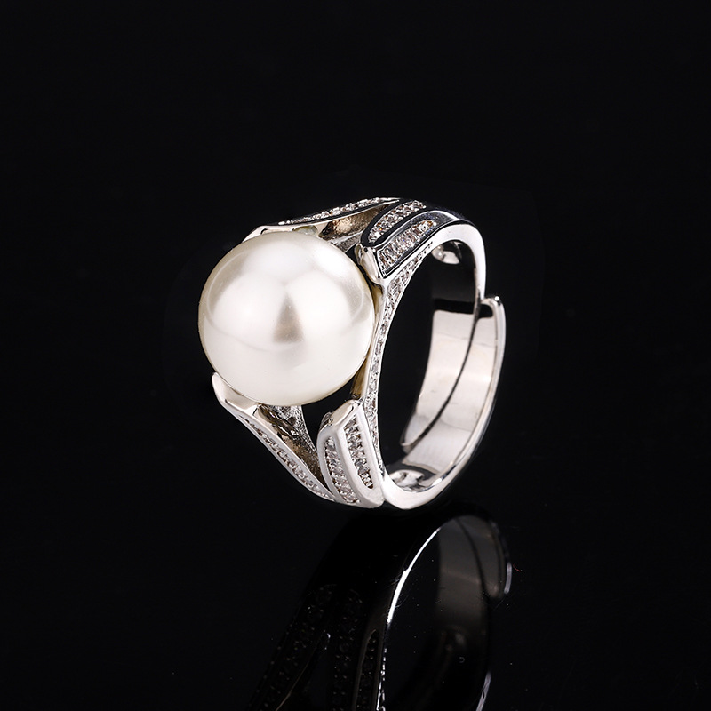 Anillo de cuentas blancas de oro blanco