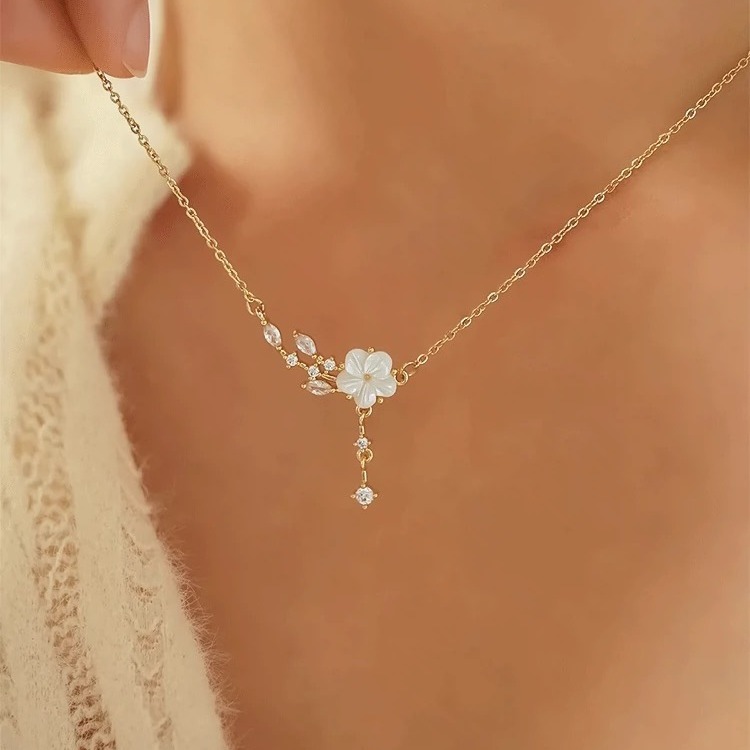 Tea Flower Necklace for Women 2024 New Luxury Small-Niche Summer Clavicle Chain Accessory for Girlfriend's Birthday Gift