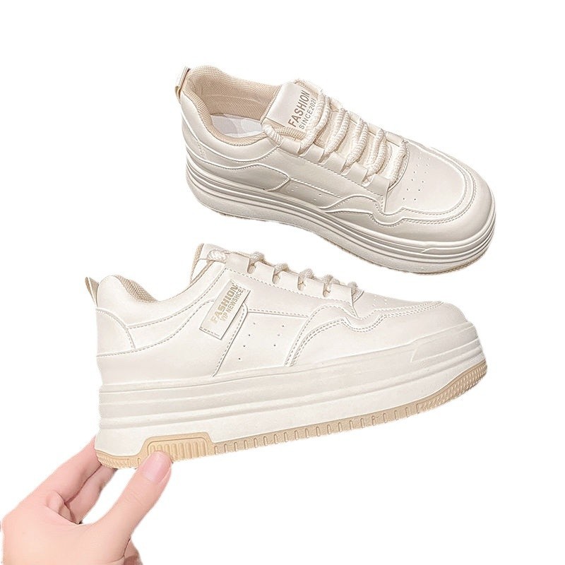 Internet popularidad explosiva 2024 nueva moda de otoño con suela gruesa zapatos de muffin de estilo de campus zapatos de skate resistentes al desgaste pequeños zapatos blancos para mujeres