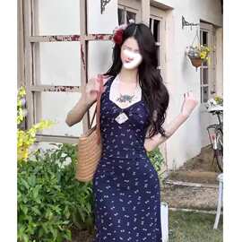 七颗虾滑法式碎花连衣裙2025年新款挂脖茶歇长裙小众蕾丝拼接裙子