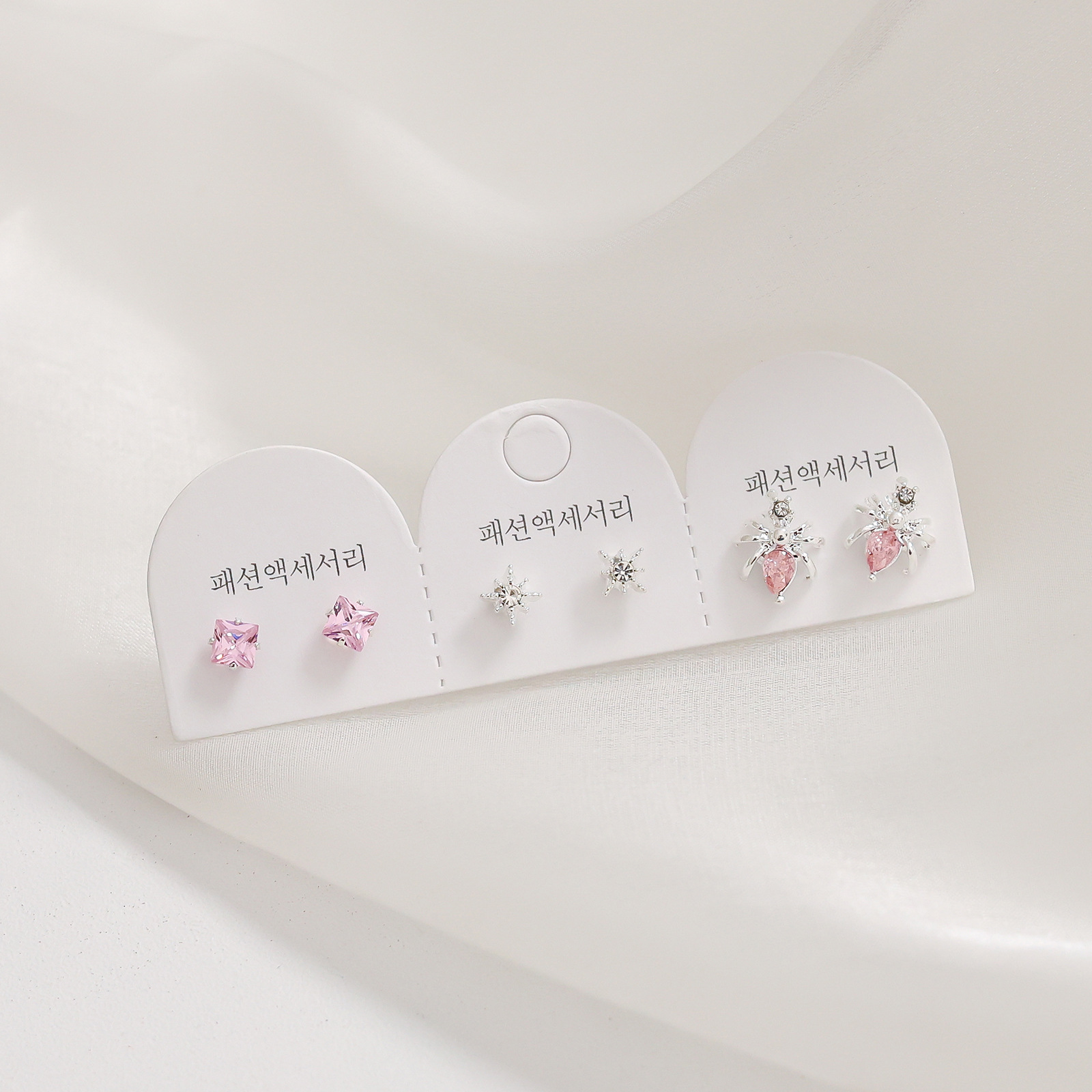 Juego de pendientes de aguja plateados, sencillos y compactos para mujer, pendientes geométricos en forma de corazón, bonitos, dulces y versátiles, venta al por mayor para puestos de mercado