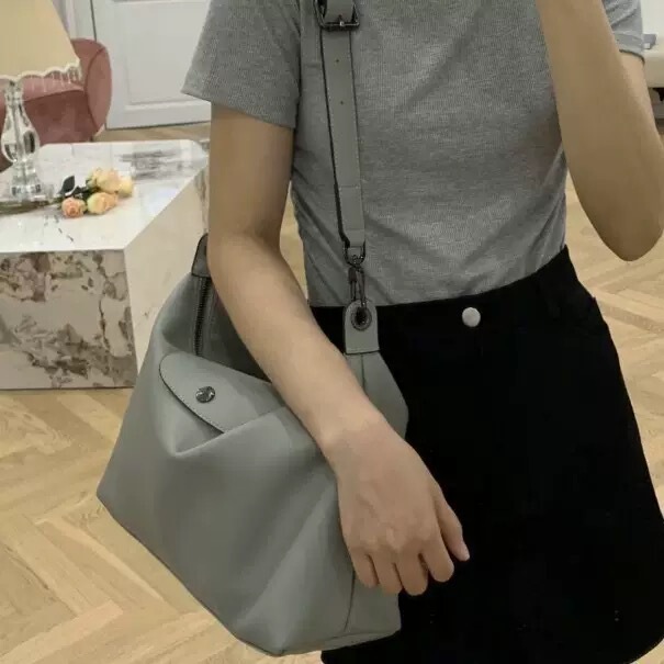 高品質の新型XTRAの小さい牛革の大きいサイズのわきの下で女性の本革のHOBOの郵便の差の大容量の斜め掛けのショルダーバッグ|undefined