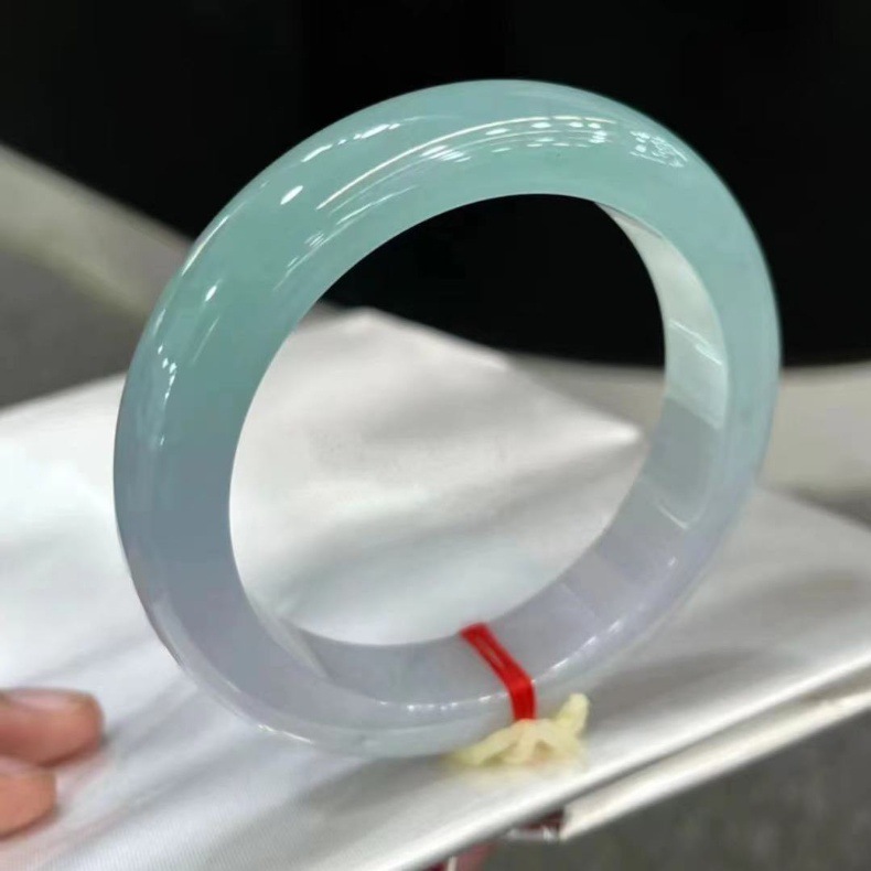 Vòng tay ngọc bích Myanmar hàng thật dày rộng phong cách cổ xanh nhạt (đường kính trong 52–64 mm) chi tiết 2