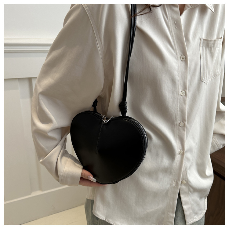 Women's PU Heart Shape Basic Classic Style Sewing Thread Heart-shaped Zipper Underarm Bag display picture 4