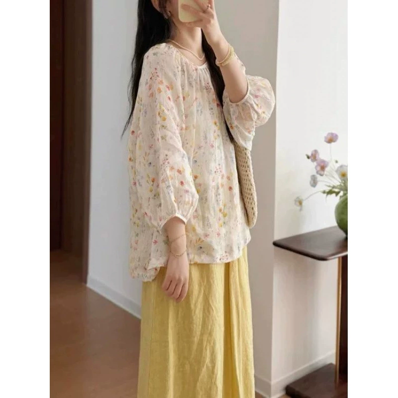 Распродажа женской одежды из внешней торговли: блузка с защитой от солнца из тонкой трикотажной ткани с цветочным принтом и круглым вырезом с рукавами три четверти.