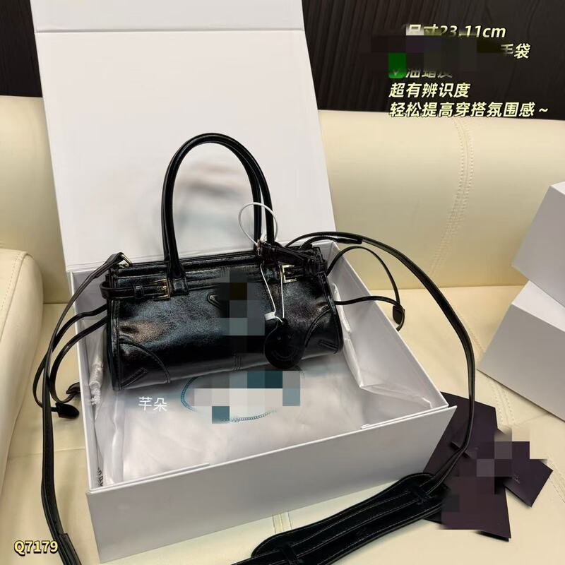 European and American Style 1Ba486 Mini Tote Bag, New Large-Capacity Oil Wax Leather Biker Handbag, Shoulder and Crossbody Bag