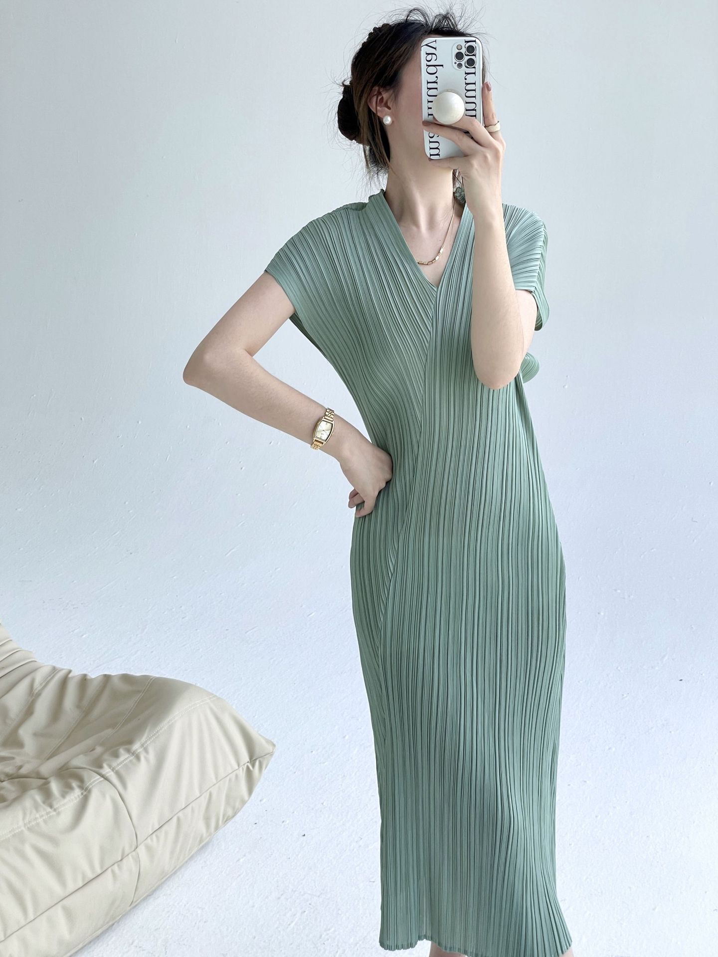 Váy xếp ly cổ chữ V tay nữ tính dáng ôm vừa dài thanh lịch — Màu xanh lam