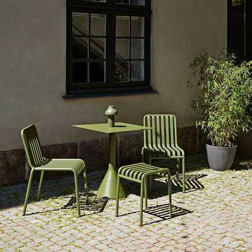 Simple courtyard outdoor furniture, colorful ironwork, open-air leisure balcony coffee and milk tea shop, trendy small table and chair set