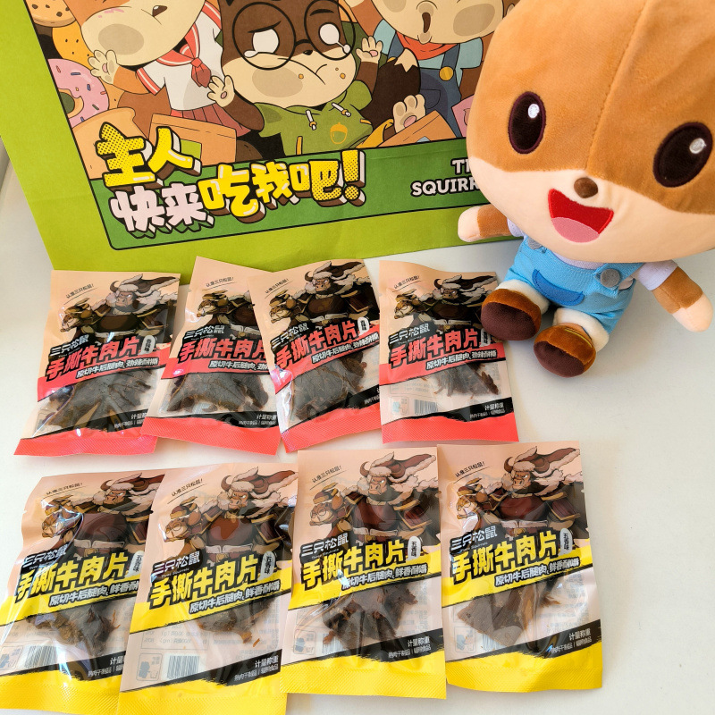 Three Squirrels Hand-Torn Beef Slices, Spicy Five-Spice Flavor, Four Packs, Approximately 102g, Original Cut Beef Hind Leg Meat, Satisfying and Chewy